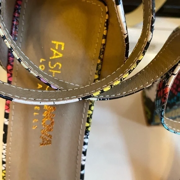NWOT OR BOX.  FASHION NOVA MULTICOLORED SNAKE PRINT SANDAL SIZE 7.5 - Picture 2 of 11